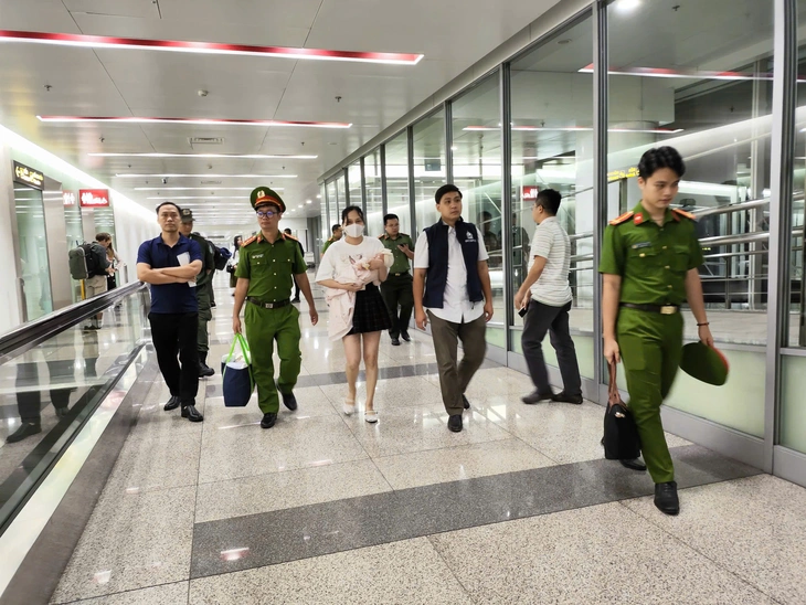Cảnh sát dẫn giải Ngô Thị Thêu, vợ của Mr Hunter Lê Khắc Ngọ từ Thái Lan về Việt Nam - Ảnh 1.