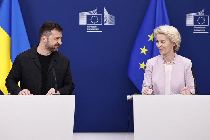 Lãnh đạo Anh, Pháp, Đức... 'tháp tùng' ông Zelensky đi gặp ông Trump - Ảnh 1. Zelensky - Ảnh 1.