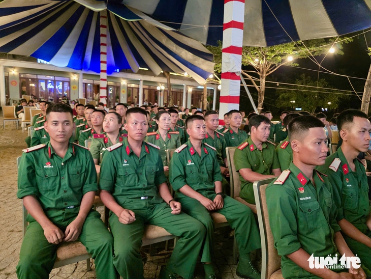 Những câu thơ viết nên hình đất nước - Ảnh 2.
