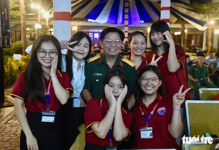 Những câu thơ viết nên hình đất nước - Ảnh 6.