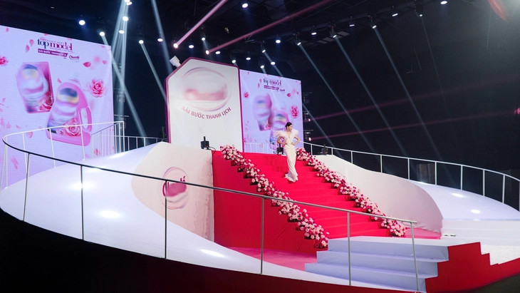 Người mẫu thi catwalk ngã liên tục, cảm thấy 'tới số’ khi chinh phục thử thách liên hoàn - Ảnh 1. Vietnam’s Next Top Model - Ảnh 1.