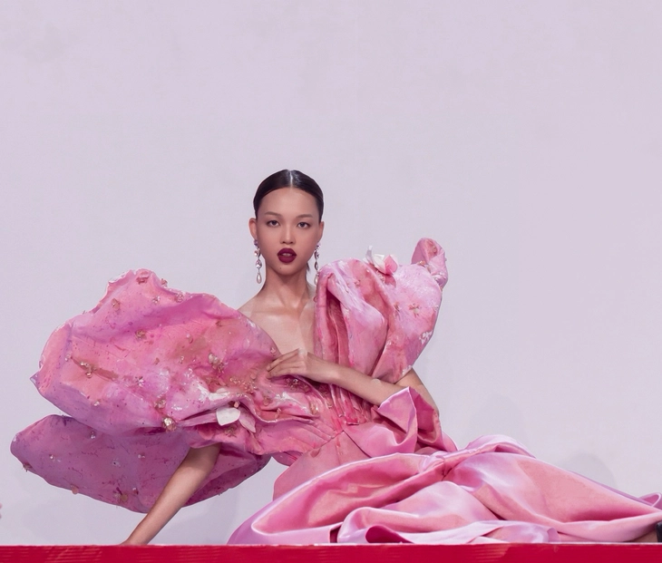 Người mẫu thi catwalk ngã liên tục, cảm thấy 'tới số’ khi chinh phục thử thách liên hoàn - Ảnh 4. Vietnam’s Next Top Model - Ảnh 4.