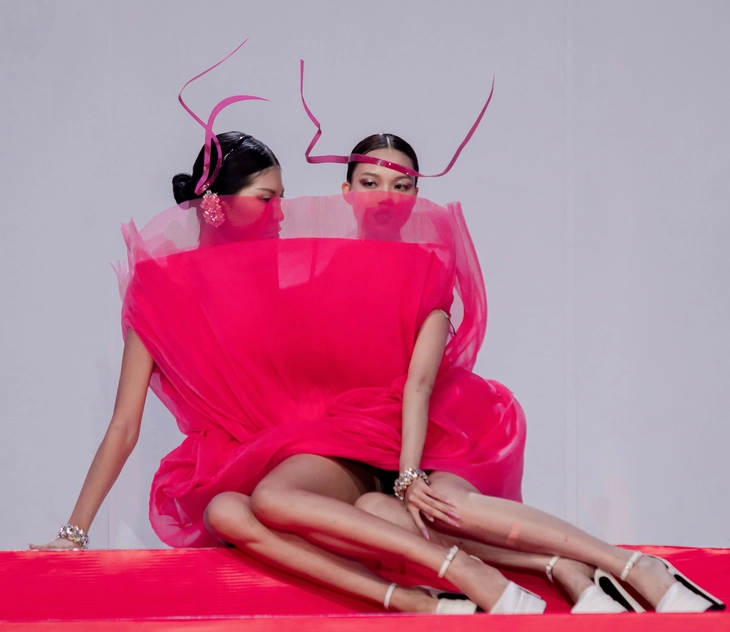Người mẫu thi catwalk ngã liên tục, cảm thấy 'tới số’ khi chinh phục thử thách liên hoàn - Ảnh 6. Vietnam’s Next Top Model - Ảnh 6.