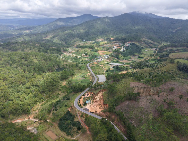 Khánh Lê - Cung đèo hiểm mù sương - Kỳ 3: Đu dây, leo núi, đối mặt rắn độc để mở đèo - Ảnh 4.