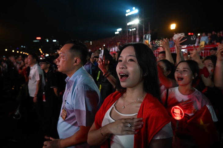 ‘Tự hào là người Việt Nam’ bùng nổ với Quốc ca, Đường tới ngày vinh quang - Ảnh 8. Tự hào là người Việt Nam - Ảnh 8.