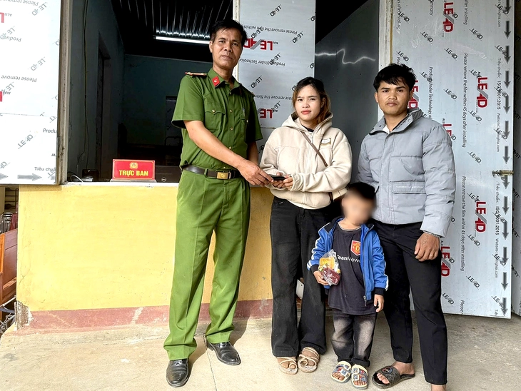 Thiếu ăn phải xin lúa của nhà ngoại, vợ chồng nghèo vẫn nhất quyết trả ví tiền nhặt được - Ảnh 1.