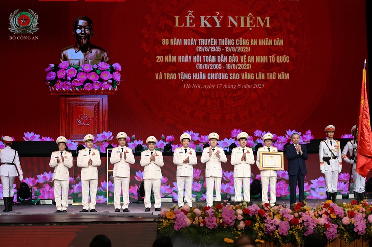 Lực lượng Công an nhân dân đón nhận Huân chương Sao vàng lần thứ 5 - Ảnh 1.