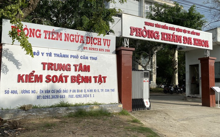 Cựu giám đốc CDC Huế lĩnh án tù vì mua vắc xin ngoài đấu thầu - Ảnh 2.