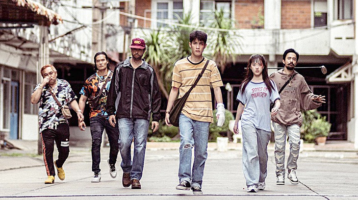 Buôn thần bán thánh - Ảnh 1.