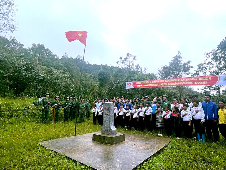 Bộ đội biên phòng Đà Nẵng làm lễ đỡ đầu học sinh nghèo người Lào trên cột mốc biên giới - Ảnh 1.