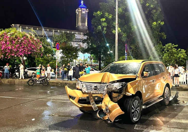 Xe hơi biển số TP.HCM lao lên vỉa hè, tông gãy trụ camera giao thông, trung tâm Nha Trang kẹt xe - Ảnh 3. xe hơi - Ảnh 3.