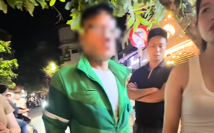 Xác minh clip tài xế xe ôm lấy điện thoại khách Tây hủy chuyến để lấy giá cao hơn - Ảnh 1. Xác minh clip tài xế xe ôm lấy điện thoại khách Tây hủy chuyến để lấy giá cao hơn - Ảnh 1.