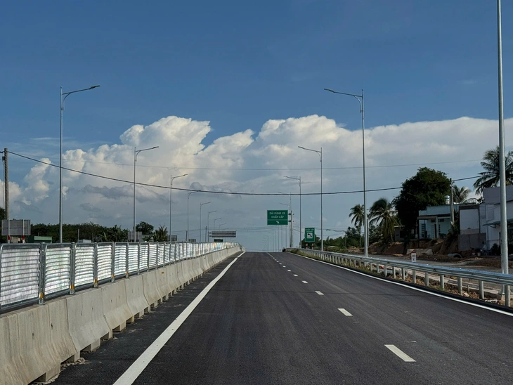 Đề nghị di dời cáp điện thòng xuống đường tại dự án cầu Nhơn Trạch trước 20-8 để kịp thông xe - Ảnh 3.