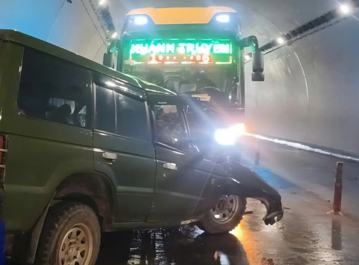 Hai ô tô tông nhau trong hầm đèo Ngang, 2 người thiệt mạng - Ảnh 1.