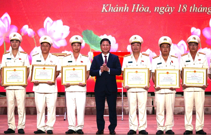 Công an tỉnh Khánh Hòa đón nhận danh hiệu Anh hùng Lực lượng vũ trang nhân dân - Ảnh 2. Công an tỉnh Khánh Hòa đón nhận danh hiệu Anh hùng Lực lượng vũ trang nhân dân - Ảnh 2.
