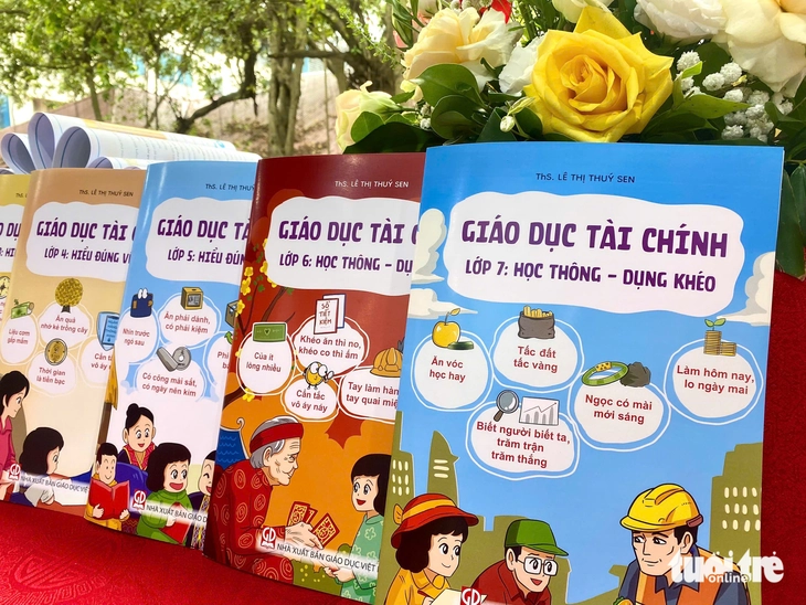 Ra mắt bộ sách 'Giáo dục tài chính' từ lớp 1 đến lớp 12 - Ảnh 1.