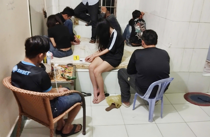 Bắt quả tang 11 nam nữ phê ma túy 'bay lắc' trong phòng trọ - Ảnh 2.
