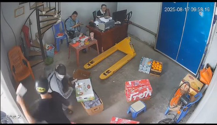 Nam thanh niên cầm dao lao vào trong nhà chém liên tiếp làm 3 người bị thương - Ảnh 1.