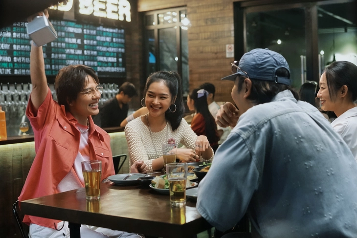Lee Kwang Soo gặm bánh mì vỉa hè Sài Gòn, 'yêu' nàng thơ Hoàng Hà - Ảnh 5. Lee Kwang Soo - Ảnh 5.