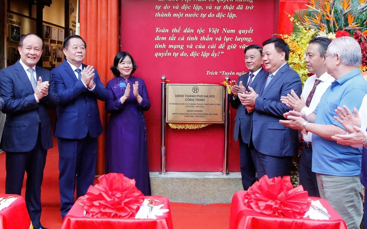 Phụ san báo Nhân dân, Bác Hồ đọc Tuyên ngôn Độc lập không mặc áo đại cán quen thuộc - Ảnh 4.