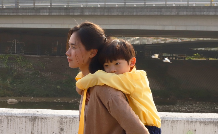 'Mang mẹ đi bỏ' gây sốt với tâm sự của người anh: 'Anh không hề hạnh phúc!' - Ảnh 2. Mang mẹ đi bỏ - Ảnh 2.