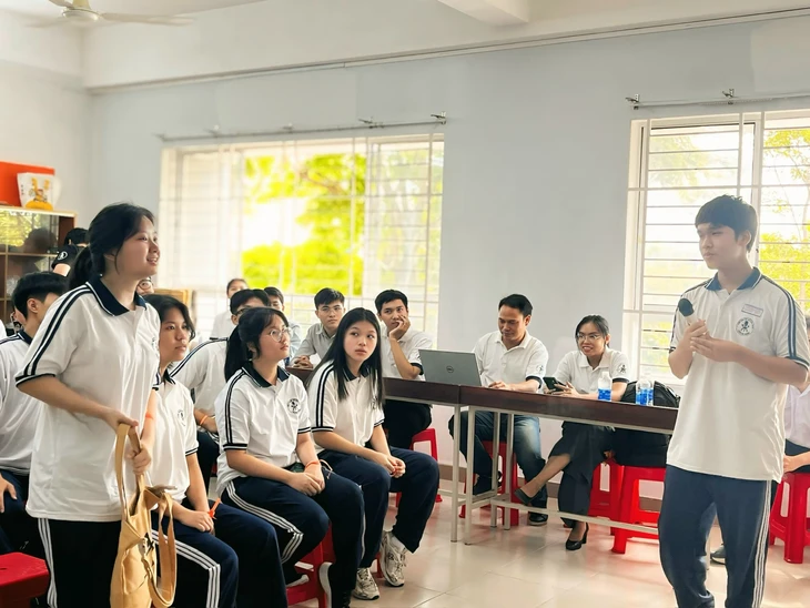 Học sinh lớp 10 vui hết cỡ trong ngày hội trải nghiệm Trường THPT chuyên Trần Đại Nghĩa - Ảnh 2.