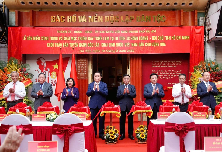 Hà Nội gắn biển công trình 48 Hàng Ngang, nơi Bác Hồ viết Tuyên ngôn độc lập - Ảnh 1.