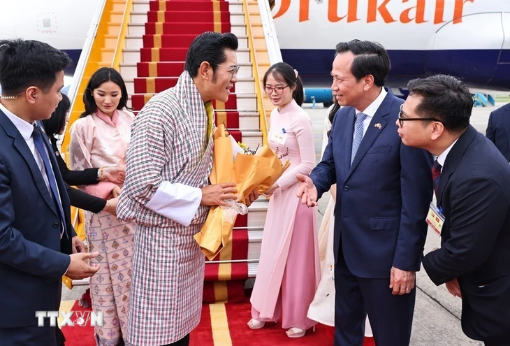 Quốc vương Bhutan Jigme Khesar Namgyel Wangchuck và Hoàng hậu đến Hà Nội - Ảnh 1.
