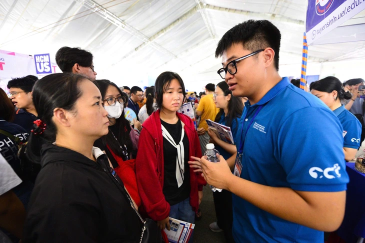 Thí sinh ảo tăng mạnh, các trường đại học chưa xác định được điểm chuẩn 2025 - Ảnh 1. Thí sinh ảo tăng mạnh, các trường đại học chưa xác định được điểm chuẩn 2025 - Ảnh 1.