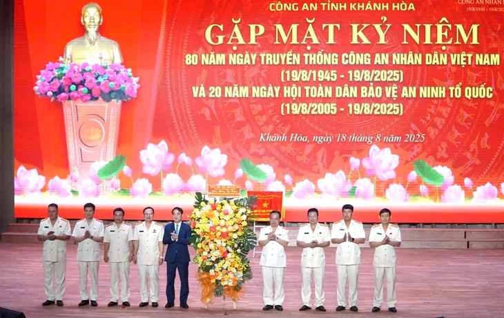 Công an tỉnh Khánh Hòa đón nhận danh hiệu Anh hùng Lực lượng vũ trang nhân dân - Ảnh 1. Khánh Hòa - Ảnh 1.