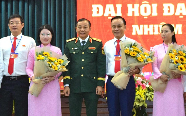 Phường Cầu Kiệu, TP.HCM trao Huy hiệu Đảng cho 30 đảng viên đợt 7-11 - Ảnh 7.