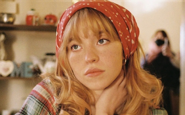 Giáng sinh nóng bỏng cùng 'Cô hầu gái' Sydney Sweeney  - Ảnh 4.