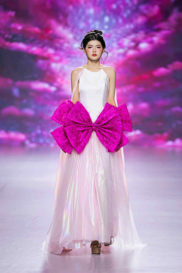Quỳnh Anh toả sáng tại Destination Runway Fashion Week – Tropical Jungle - Ảnh 2.