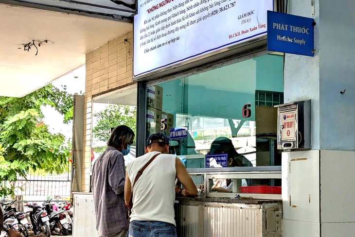 Bệnh nhân bảo hiểm y tế chi tiền túi mua thuốc ngoài, bệnh viện nói gì? - Ảnh 1.