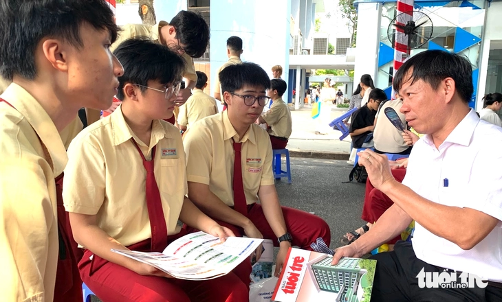 Sau lọc ảo, nhiều trường tiết lộ điểm chuẩn biến động bất ngờ, có ngành lên đến 29 điểm - Ảnh 1.