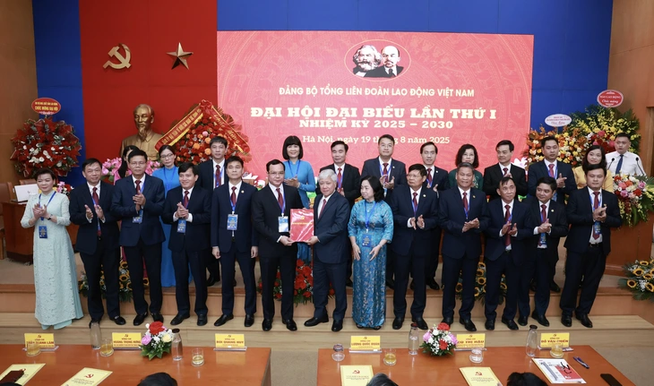 Ông Nguyễn Đình Khang giữ chức bí thư Đảng ủy Tổng liên đoàn Lao động Việt Nam - Ảnh 1.