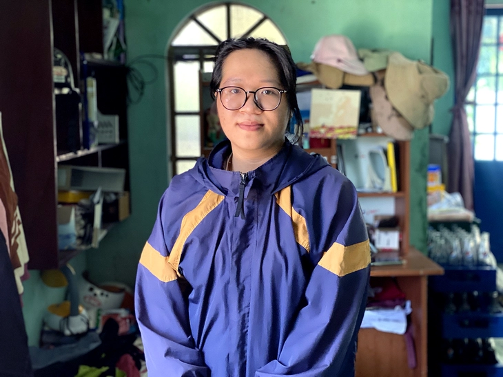 Chị cả của 3 em thơ, nữ sinh mồ côi bóc hạt sen đến trầy tay quyết vào đại học - Ảnh 1.