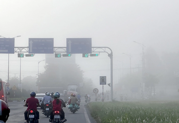 Sương mù dày đặc tại nhiều vùng ven Cần Thơ - Ảnh 2.