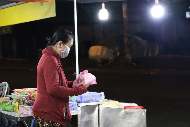 Những suất cơm 'treo' lúc nửa đêm chiều theo thực đơn của khách - Ảnh 5.