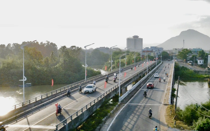Hai cây cầu 'già' trụ trơ sắt oằn mình gánh giao thông - Ảnh 6.