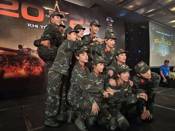Chi Pu bảo mình làm đội trưởng Sao nhập ngũ nhờ Hòa Minzy - Ảnh 4. Sao nhập ngũ - Ảnh 3.