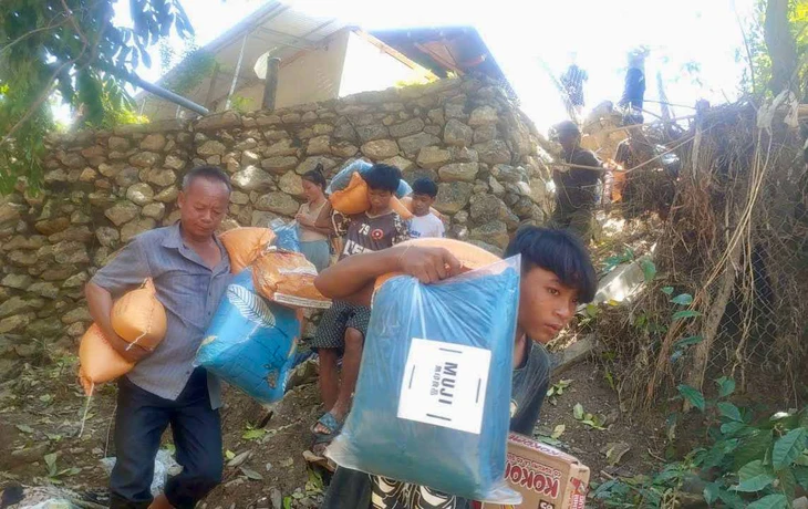 Sẻ chia hàng cứu trợ cho người Lào: 'Nghĩa tình không biên giới' - Ảnh 5. cứu trợ - Ảnh 5.