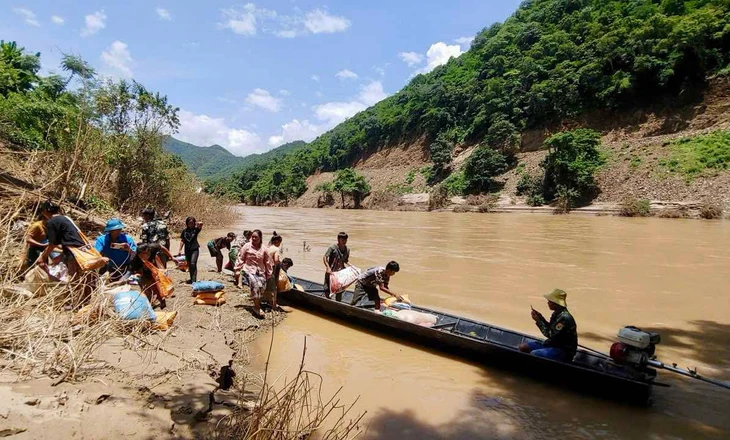 Sẻ chia hàng cứu trợ cho người Lào: 'Nghĩa tình không biên giới' - Ảnh 4. cứu trợ - Ảnh 4.