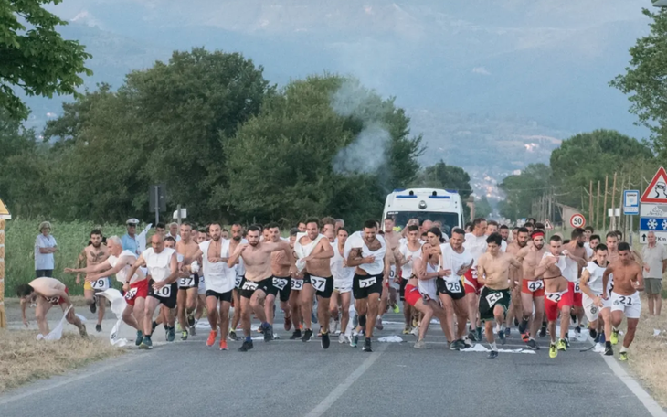Cậu bé 10 tuổi gây tranh cãi khi chạy 25 km như người lớn - Ảnh 2.