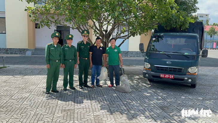 Rái cá quý hiếm 'đi lạc' vào doanh trại bộ đội biên phòng - Ảnh 2.