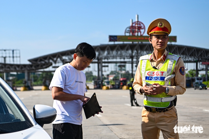 Tổng kiểm soát xe kinh doanh vận tải: Phạt tiền hơn 20 tỉ, tước 140 phù hiệu và 53 bằng lái - Ảnh 15.