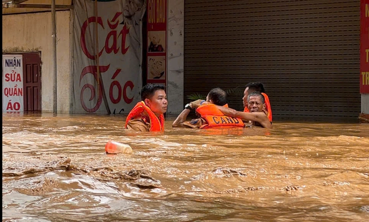 Bộ Công an biểu dương Công an Sơn La cứu dân kịp thời giữa mưa lũ - Ảnh 4.