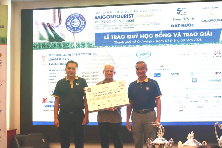 Giải golf truyền thống Saigontourist quyên góp 1 tỉ đồng học bổng cho học sinh khó khăn - Ảnh 1.