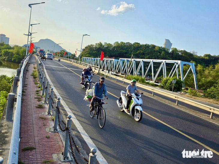 Phường Tuy Hòa điều tiết giao thông tạm thời qua cầu Sông Chùa cũ- Ảnh 3. Tuy Hòa - Ảnh 3.