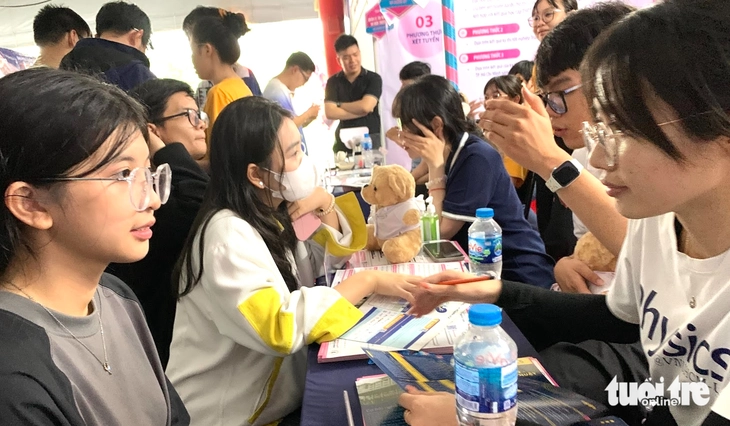 Bộ Giáo dục và Đào tạo ‘siết’ quy định quy đổi điểm trúng tuyển đại học - Ảnh 1.